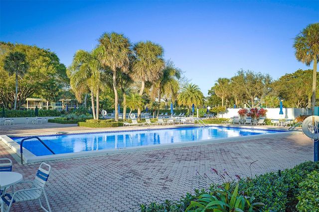 575 Oaks Lane 703, Pompano Beach, FL 33069