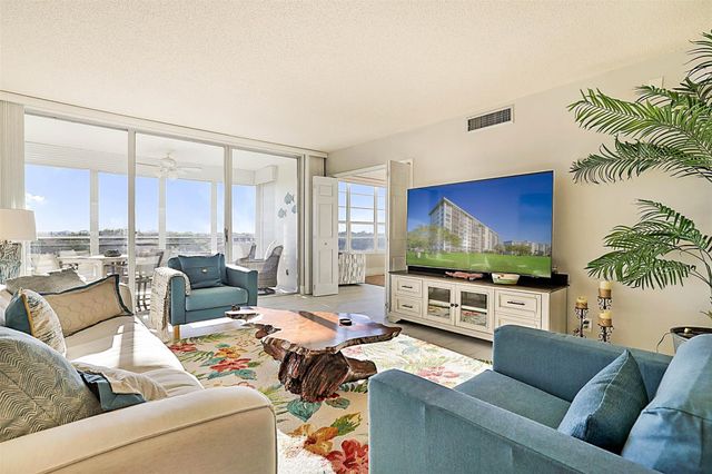 575 Oaks Lane 703, Pompano Beach, FL 33069