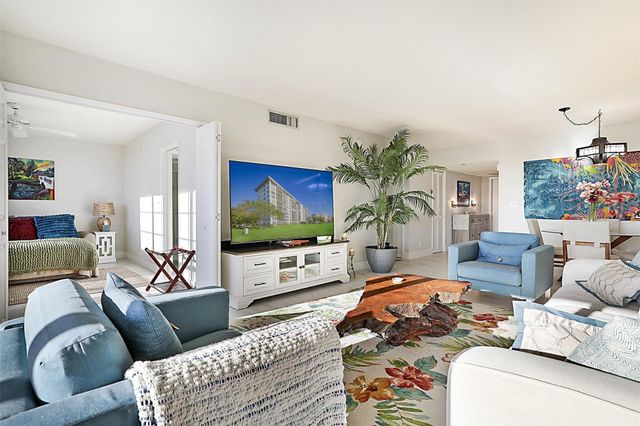 575 Oaks Lane 703, Pompano Beach, FL 33069