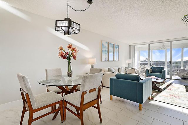 575 Oaks Lane 703, Pompano Beach, FL 33069