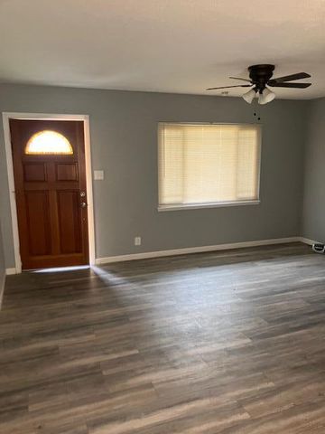 1722 N Mooney Boulevard, Visalia, CA 93291