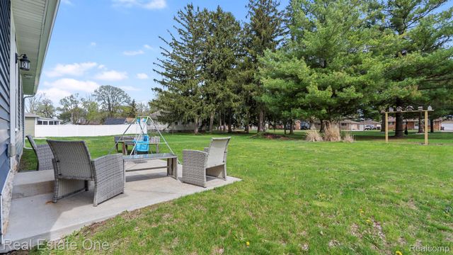 15586 Pine Street, Monroe Charter Township, MI 48161