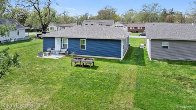 15586 Pine Street, Monroe Charter Township, MI 48161