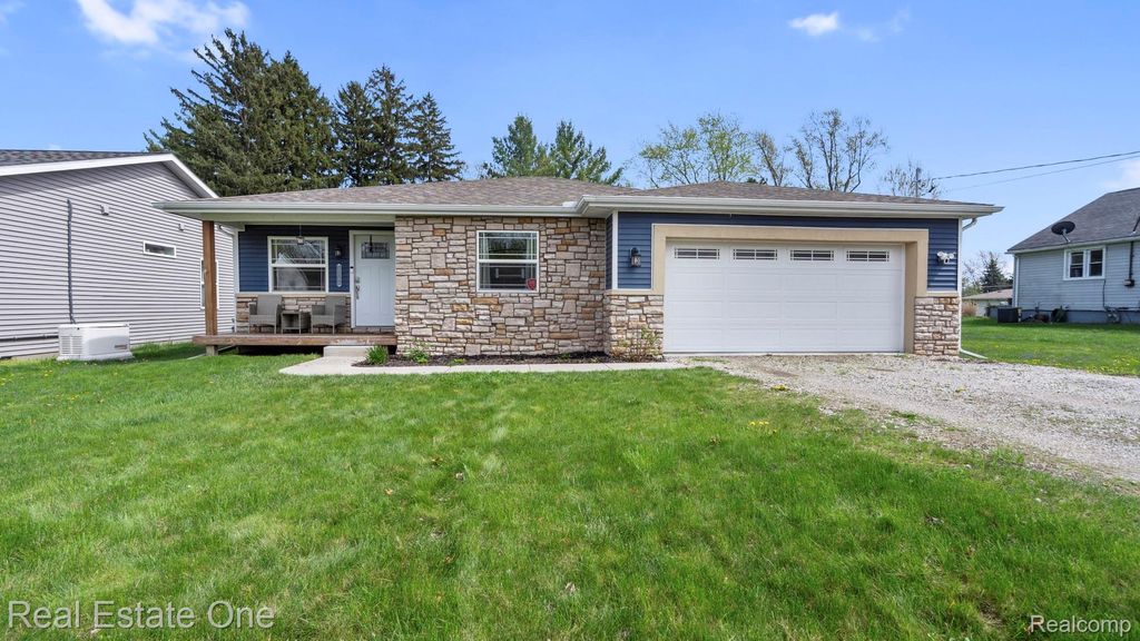 15586 Pine Street, Monroe Charter Township, MI 48161