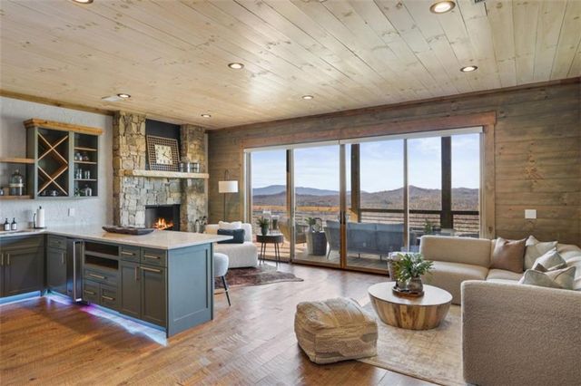 226 Round Top Road, Mineral Bluff, GA 30559