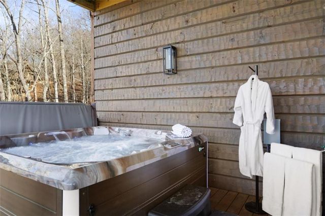 226 Round Top Road, Mineral Bluff, GA 30559