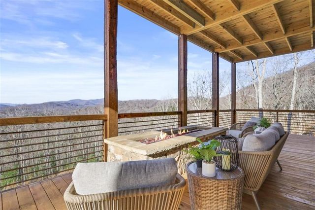 226 Round Top Road, Mineral Bluff, GA 30559