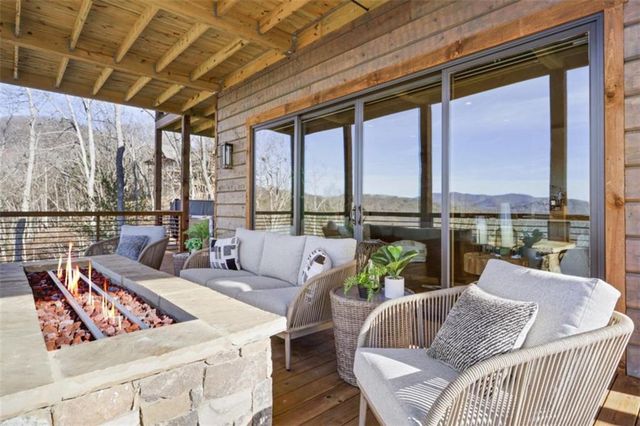 226 Round Top Road, Mineral Bluff, GA 30559