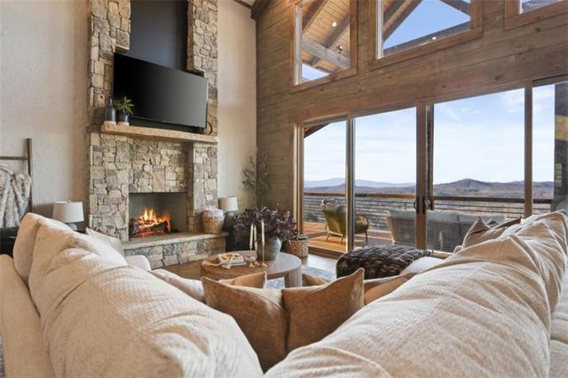 226 Round Top Road, Mineral Bluff, GA 30559