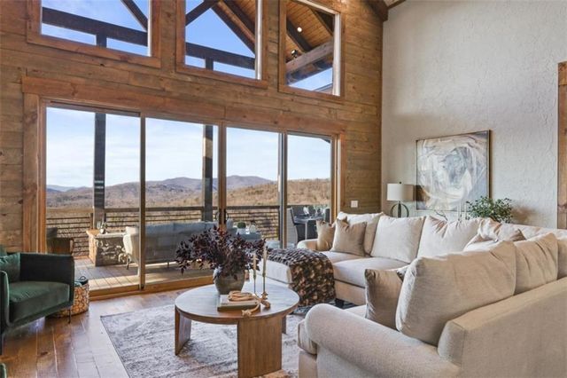 226 Round Top Road, Mineral Bluff, GA 30559