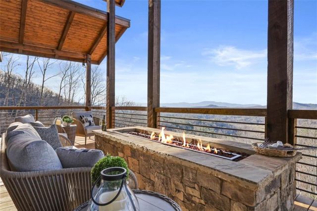 226 Round Top Road, Mineral Bluff, GA 30559