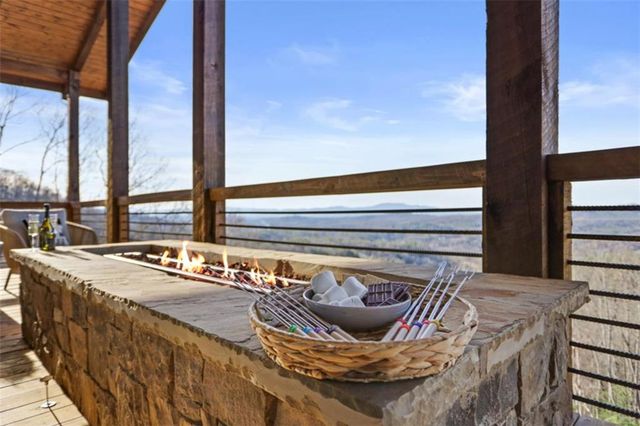 226 Round Top Road, Mineral Bluff, GA 30559