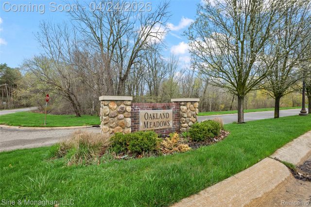 4451 Carriage Hill Court, Oakland Charter Township, MI 48306