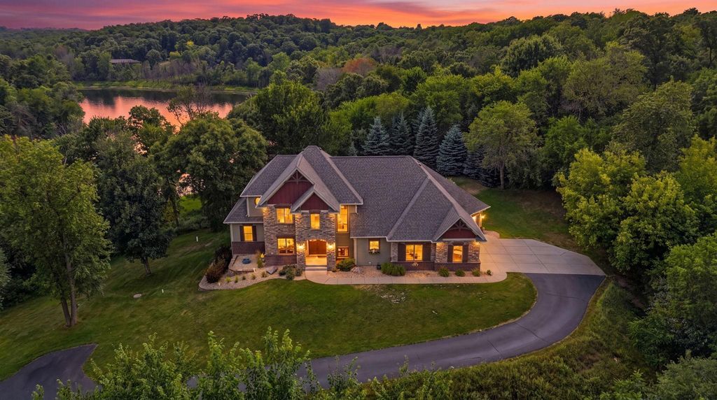 905 Highlander Trail, Hudson, WI 54016