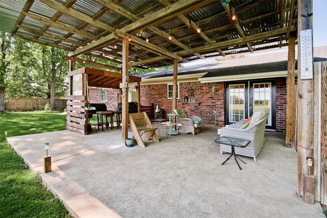 331 W Willow Avenue, Farmington, AR 72730
