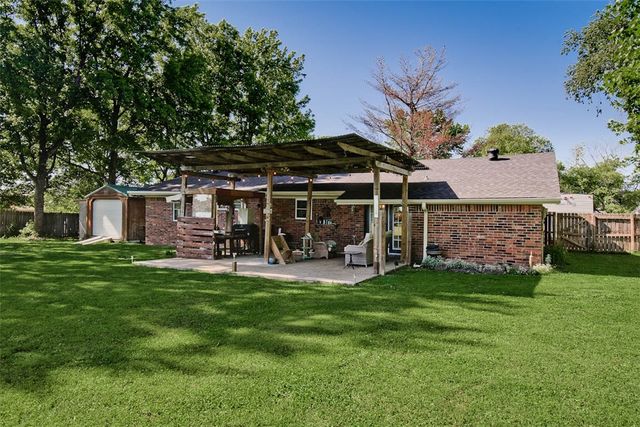 331 W Willow Avenue, Farmington, AR 72730
