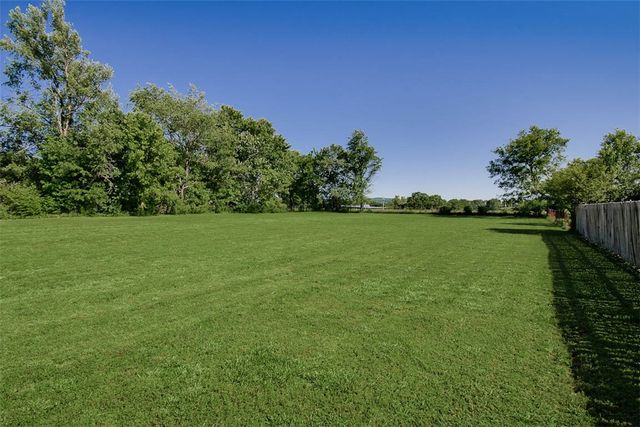 331 W Willow Avenue, Farmington, AR 72730