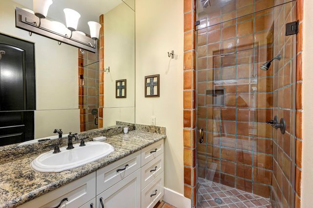 16 Lana Lane B, Houston, TX 77027