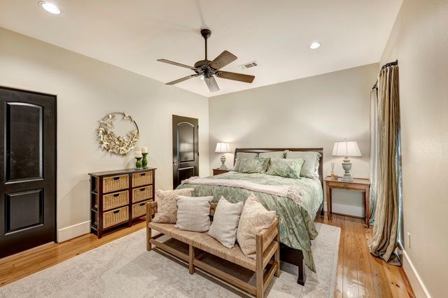 16 Lana Lane B, Houston, TX 77027