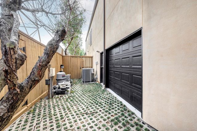 16 Lana Lane B, Houston, TX 77027