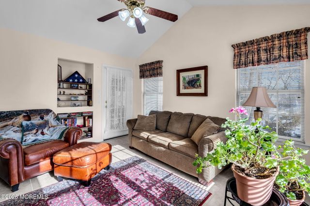 39 Strawberry Lane, Lakewood, NJ 08701