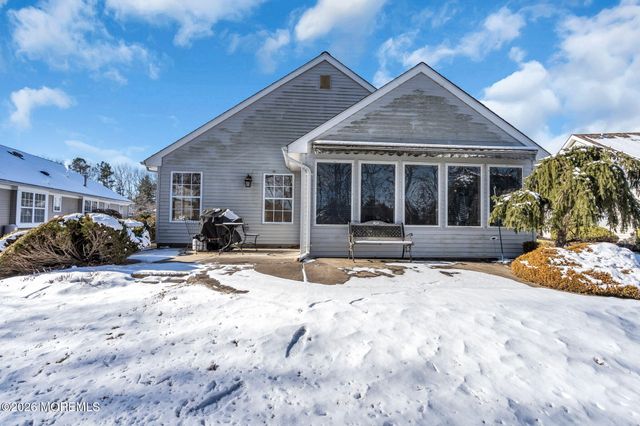 39 Strawberry Lane, Lakewood, NJ 08701