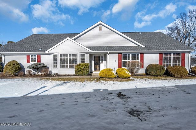 39 Strawberry Lane, Lakewood, NJ 08701