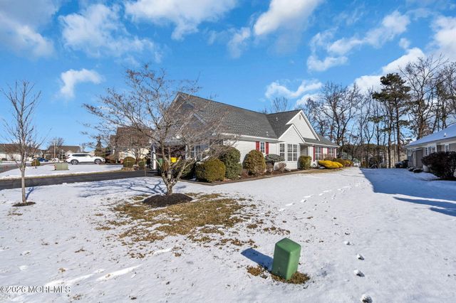 39 Strawberry Lane, Lakewood, NJ 08701