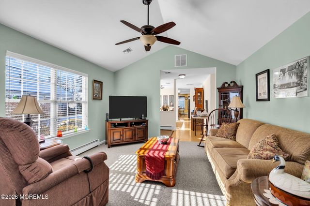 39 Strawberry Lane, Lakewood, NJ 08701