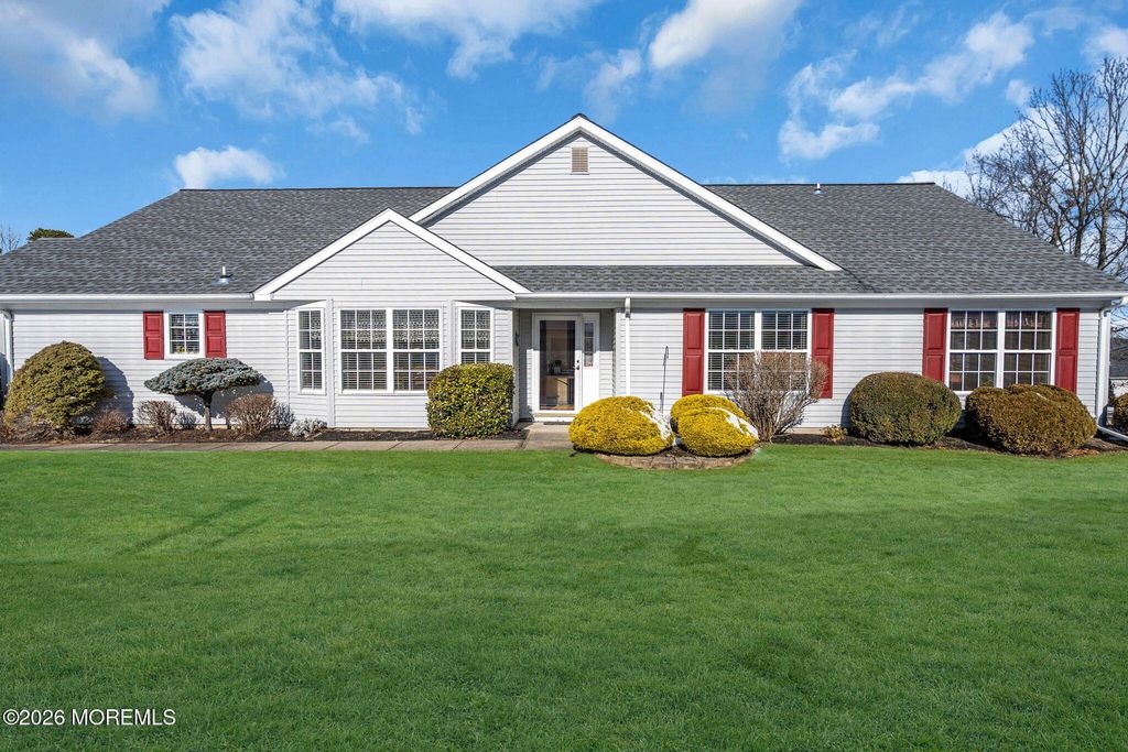 39 Strawberry Lane, Lakewood, NJ 08701