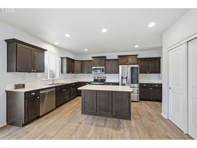 5290 SQUIRREL St, Springfield, OR 97478