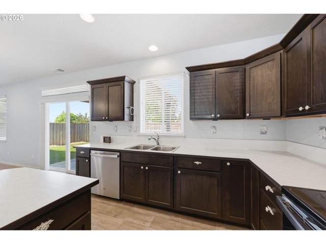 5290 SQUIRREL St, Springfield, OR 97478