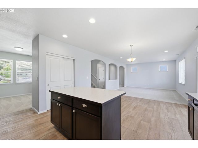 5290 SQUIRREL St, Springfield, OR 97478