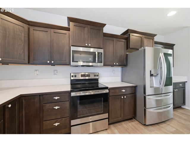 5290 SQUIRREL St, Springfield, OR 97478