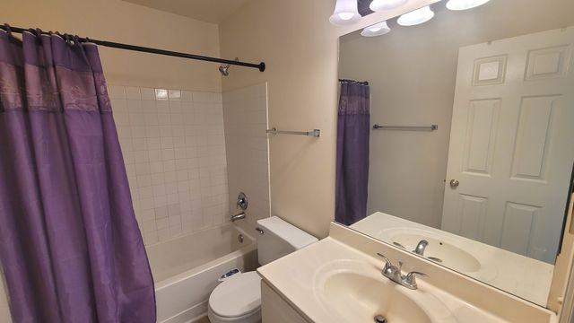 17885 W Salisbury Drive, Gurnee, IL 60031