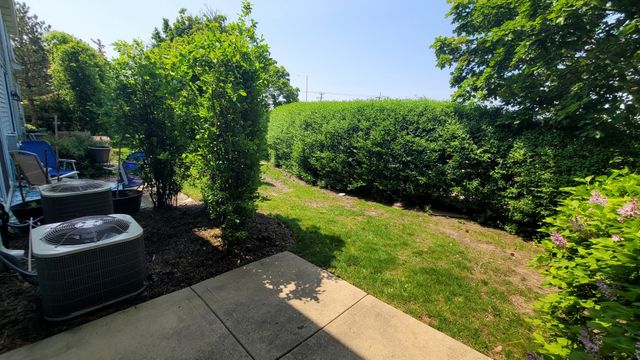 17885 W Salisbury Drive, Gurnee, IL 60031