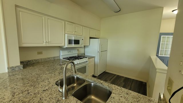 17885 W Salisbury Drive, Gurnee, IL 60031