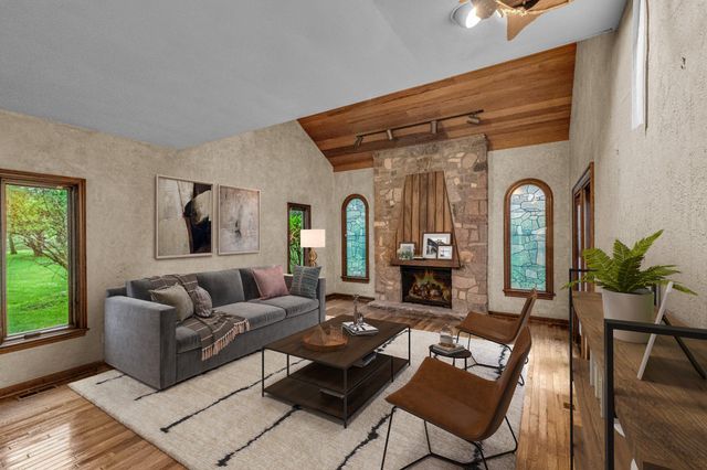 2 THREE PONDS LN, Newtown, PA 18940