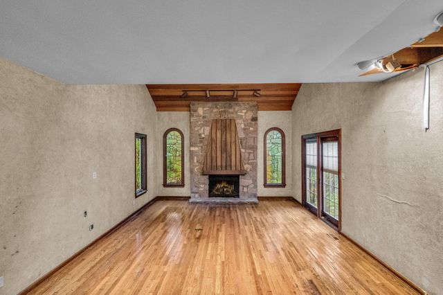 2 THREE PONDS LN, Newtown, PA 18940