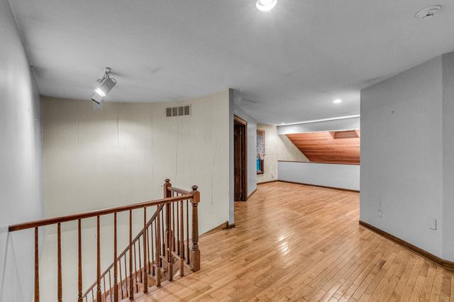 2 THREE PONDS LN, Newtown, PA 18940