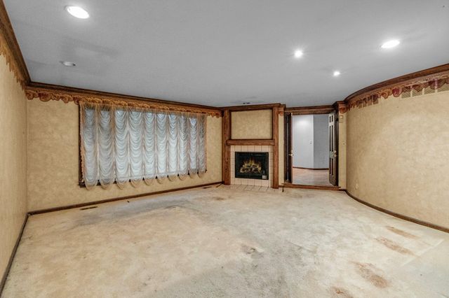 2 THREE PONDS LN, Newtown, PA 18940