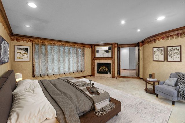 2 THREE PONDS LN, Newtown, PA 18940