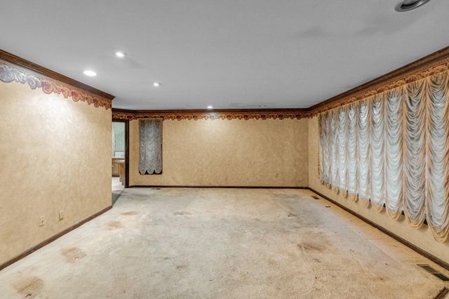 2 THREE PONDS LN, Newtown, PA 18940