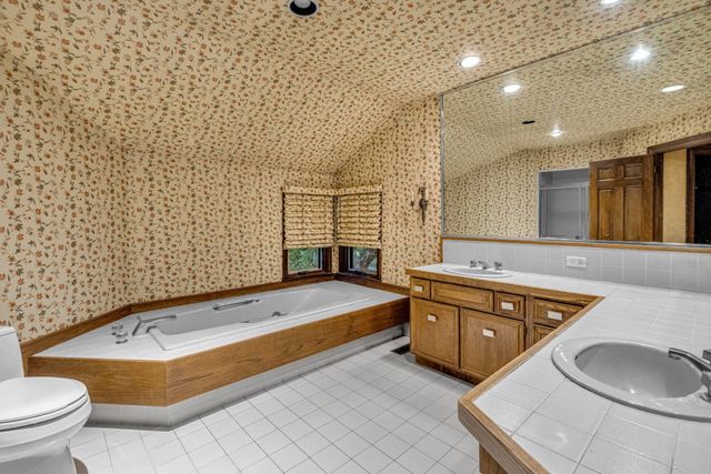 2 THREE PONDS LN, Newtown, PA 18940