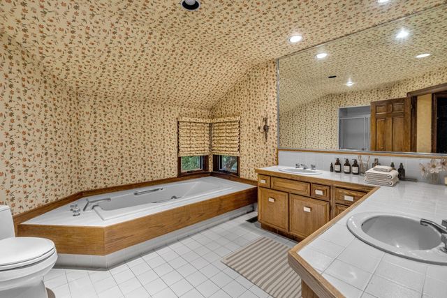 2 THREE PONDS LN, Newtown, PA 18940