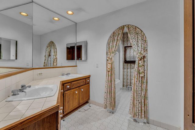 2 THREE PONDS LN, Newtown, PA 18940