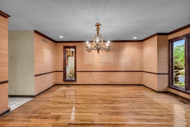 2 THREE PONDS LN, Newtown, PA 18940