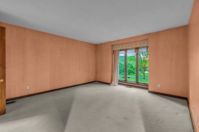 2 THREE PONDS LN, Newtown, PA 18940