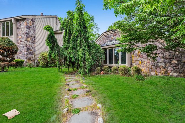 2 THREE PONDS LN, Newtown, PA 18940