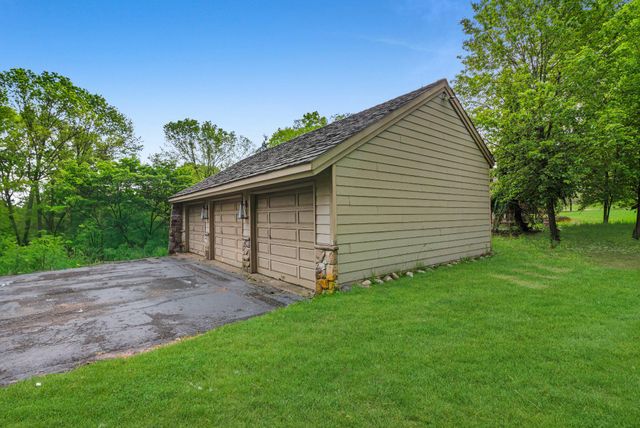 2 THREE PONDS LN, Newtown, PA 18940